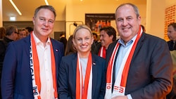 Sportminister Babler mit seiner Staatssekretärin Schmidt bei einem Fußballmatch mit ...