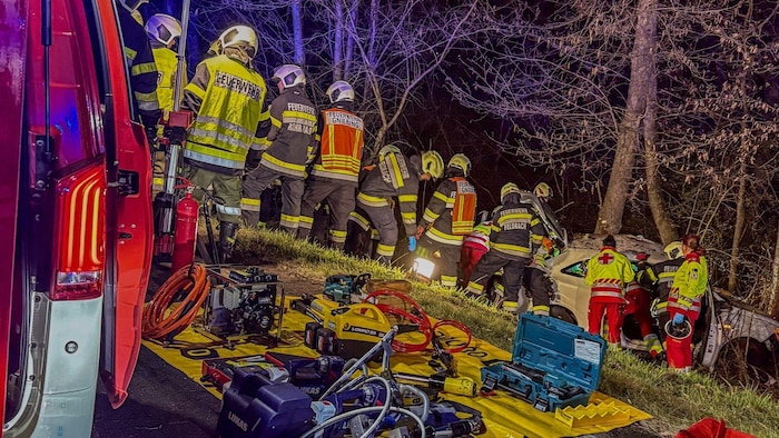 40 Einsatzkräfte waren bei dem Unfall vor Ort.