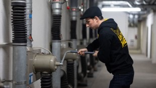 Lukas Arnold betätigt den manuellen Stromerzeuger. Dieser war wichtig, sollte der Generator den ...