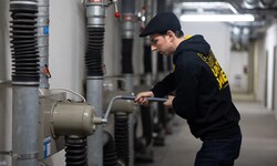 Lukas Arnold betätigt den manuellen Stromerzeuger. Dieser war wichtig, sollte der Generator den ...
