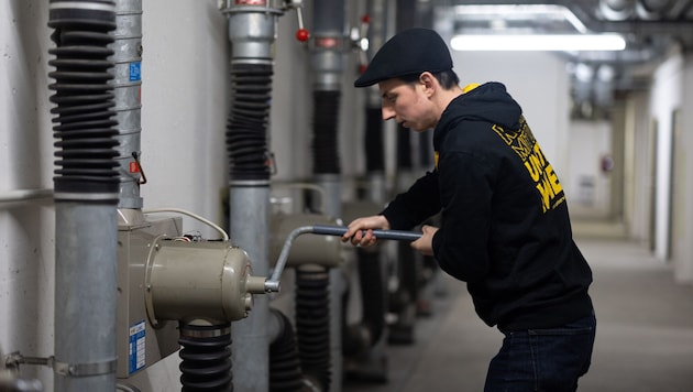 Lukas Arnold betätigt den manuellen Stromerzeuger. Dieser war wichtig, sollte der Generator den ...