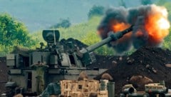 Eine israelische Haubitze feuert Granaten in Richtung des Libanon.