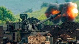 Eine israelische Haubitze feuert Granaten in Richtung des Libanon.