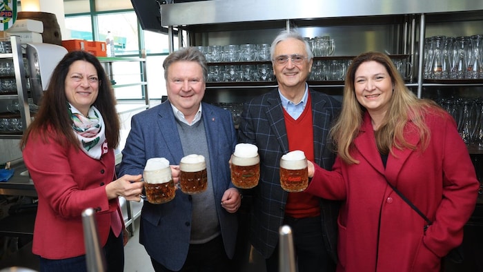 Von links nach rechts: Regina Kolarik, Bürgermeister Michael Ludwig (SPÖ), Schweizerhaus-Chef ...