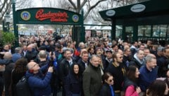 Schon kurz nach 11 Uhr strömten Tausende Wiener in den größten Gastgarten im Wurstelprater.