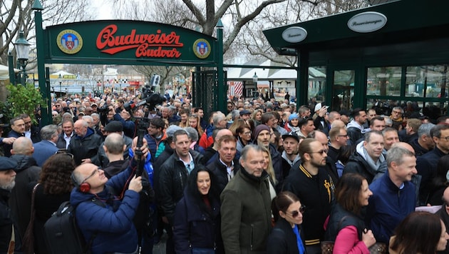 Schon kurz nach 11 Uhr strömten Tausende Wiener in den größten Gastgarten im Wurstelprater.