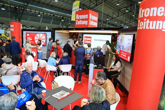 Beim Stand der „Krone“ wartete auf die Besucher nicht nur kostenloser Kaffee, sondern es gab ...