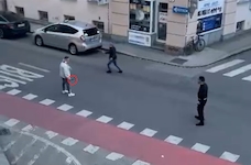 Immer wieder bedrohte der Kroate auch die Verfolger mit dem Messer.