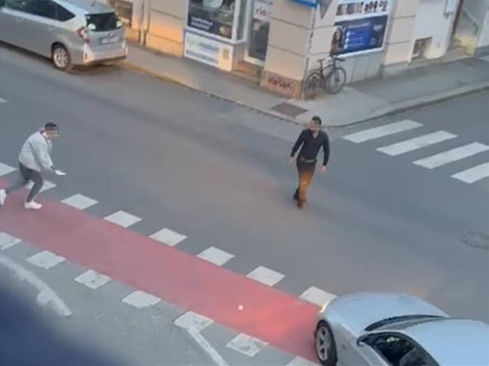 Obwohl er mehrmals mit dem Messer auf die beiden Verfolger losrannte, ließen die nicht von ihm ...