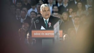 Mit Angriffen gegen Brüssel und die Ukraine will der der ungarische Premier Viktor Orbán knapp ...