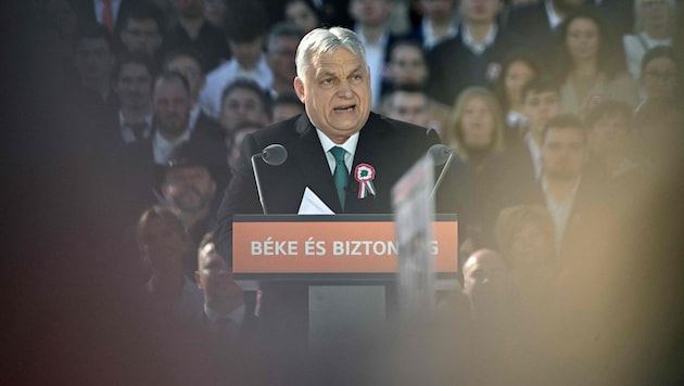 Mit Angriffen gegen Brüssel und die Ukraine will der der ungarische Premier Viktor Orbán knapp ...