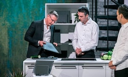 Die Osttiroler Armin Hofmann und Roland Tiefnig fertigen antibakterielle Schneidebretter aus ...
