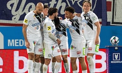 Wiederholt haben sich die Sturm-Kicker gegen die Austria zum Tor-Jubel getroffen ...