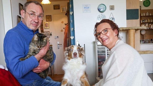 Bettina Salzmann – hier mit Ehemann und ihren Haustieren – bekam ein Schreiben der ...