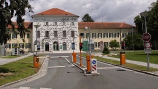 Der 31-Jährige ließ sich per Taxi zum LKH Graz II, Standort Süd fahren – mit Faustfeuerwaffe im ...