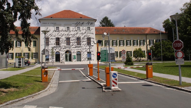 Der 31-Jährige ließ sich per Taxi zum LKH Graz II, Standort Süd fahren – mit Faustfeuerwaffe im ...