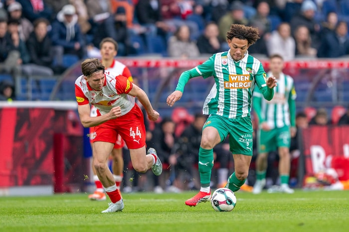 Jannik Schuster (li.).