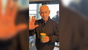 Betont zeigte Netanyahu in einem Video all seine Finger, um KI-Vorwürfe im Vorfeld zu ...