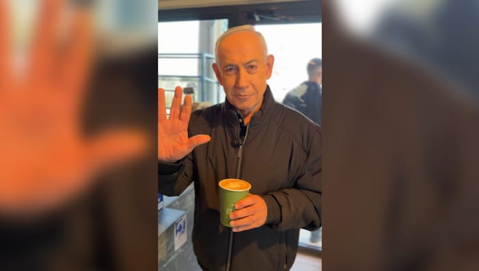 Betont zeigte Netanyahu in einem Video all seine Finger, um KI-Vorwürfe im Vorfeld zu ...