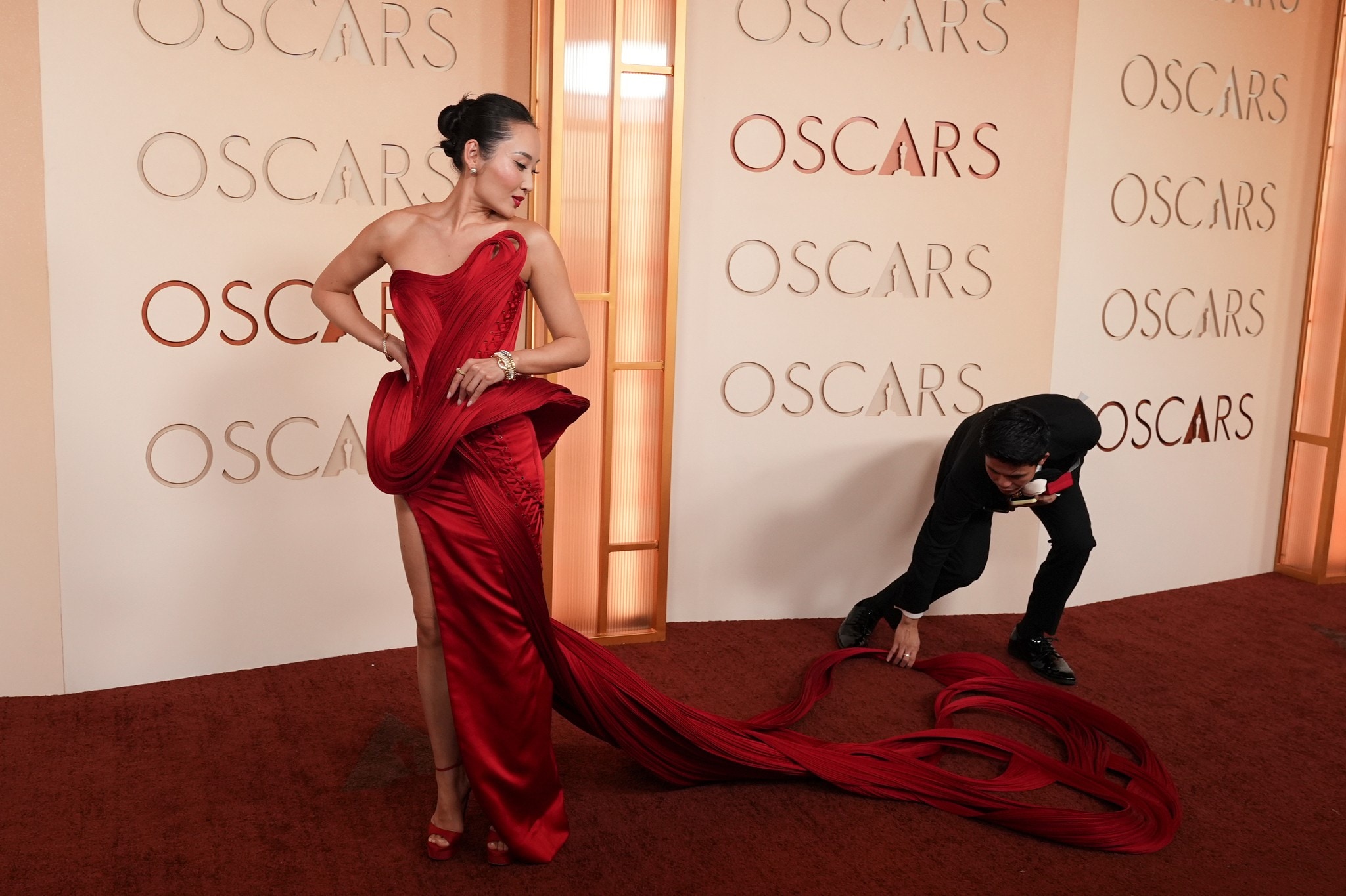 Li Jun Li in einer roten Robe von Gaurav Gupta Couture