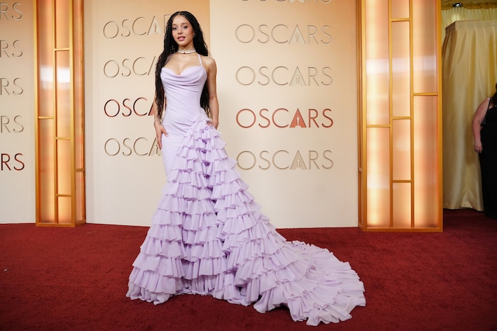 Chase Infiniti in einer fliederfarbigen Robe von Louis Vuitton.