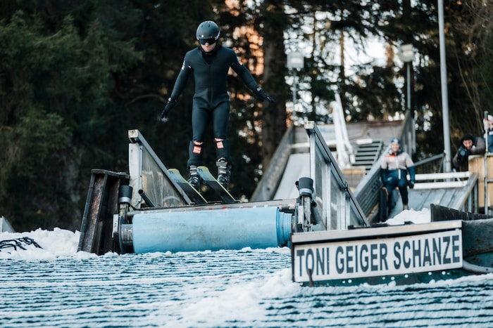 Sascha Huber beim Skisprung-Training.