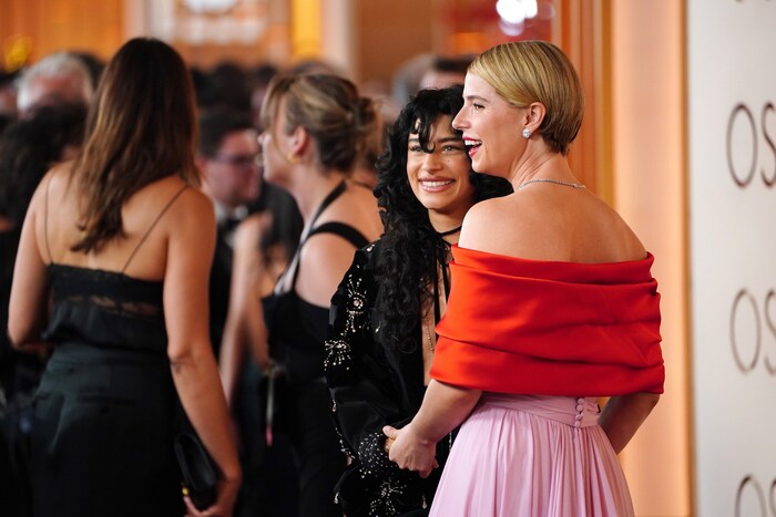 Odessa A‘zion und Jessie Buckley