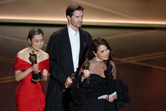 Maggie Kang (links), Chris Appelhans (Mitte) und Michelle Wong bekamen den Oscar für den besten ...