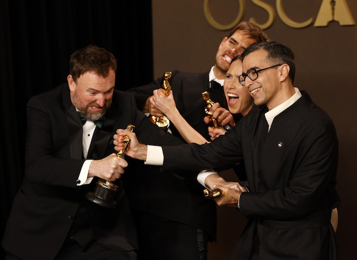 Jack Piatt, Sam A. Davis, Natalie Musteata und Alexandre Singh posieren mit den Auszeichnungen ...