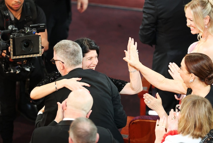 Cassandra Kulukundis (Mitte) jubelt nach dem Gewinn des Oscars für das beste Casting für „One ...