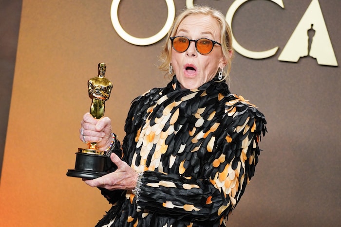 Amy Madigan mit ihrem Oscar als beste Nebendarstellerin