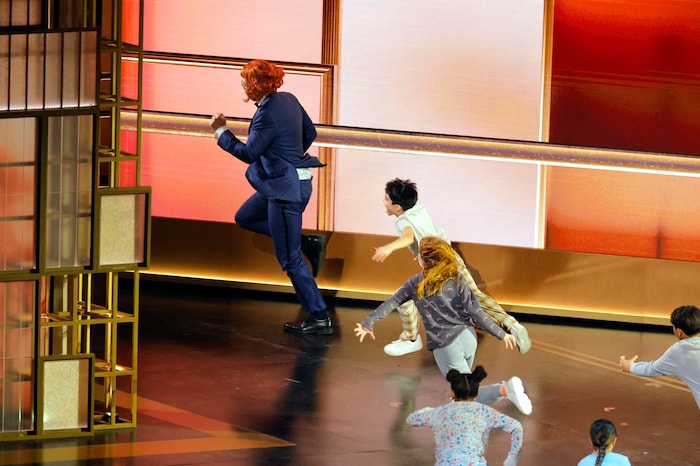 O‘Brien mit Tante-Gladys-Perücke wird von den „Weapons“-Kindern gejagt. Im Film töten die Kinder ...