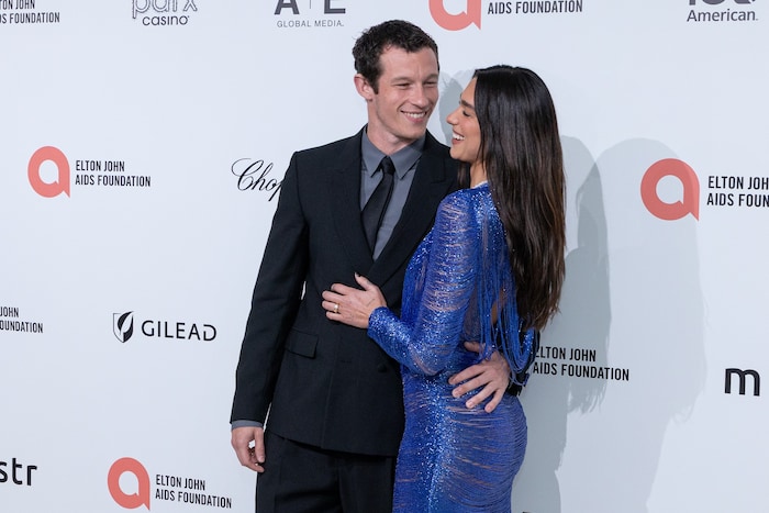 Dua Lipa kam mit ihrem Verlobten Callum Turner.