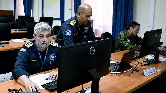 Mitglieder der Mission „Aspides“ beobachten im Hauptquartier im griechischen Larisa die Lage im ...