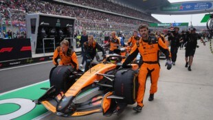 Beide Autos von Weltmeister-Team McLaren streikten.