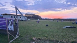 Der Mann raste über den Übungsplatz.