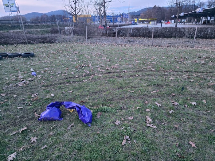 Das Auto hat Reifenspuren, hinterlassen.