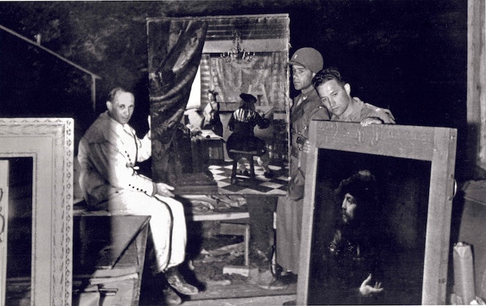 Die „Monument Men“ fanden das von den Nazis geraubte Gemälde neben der Wiener „Malkunst“ von ...