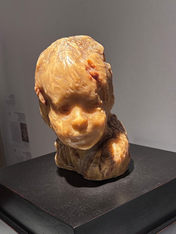 In der Kunstkammer Georg Laue aus München lächelt ein Jüngling des Bildhauers Medardo Rosso, dem ...