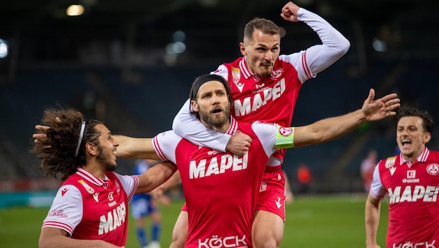 Daniel Maderner (Mitte mit Satin) fehlt dem GAK seit Längerem – um Ramiz Harakate (links) wird ...