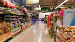 Drei Jugendliche wurden nach einem Supermarkt-Diebstahl festgenommen, einer trug einen ...