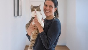 Tierheimleiterin Kathrin Rasser aus Taxenbach mit Kater Simba.