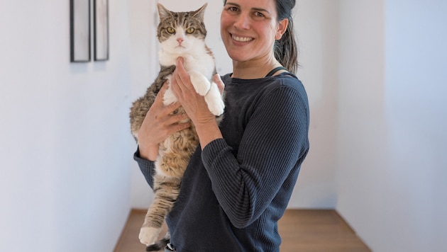 Tierheimleiterin Kathrin Rasser aus Taxenbach mit Kater Simba.