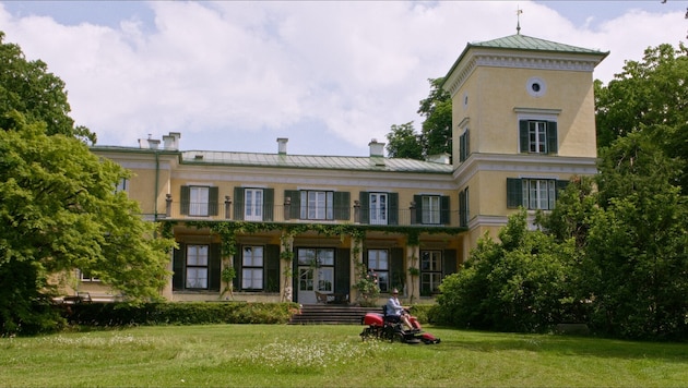 In der Anfangssequenz des Films zieht Elisabeth Fries mit dem Rasenmäher ihre Runden.