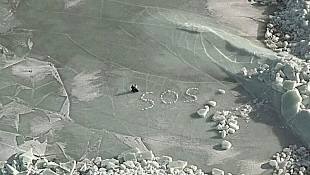 Von dieser Eisscholle wurden zwei Touristen aus Deutschland gerettet.