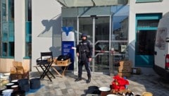 Vor der Volksbank stehen die Einsatzkräfte. 