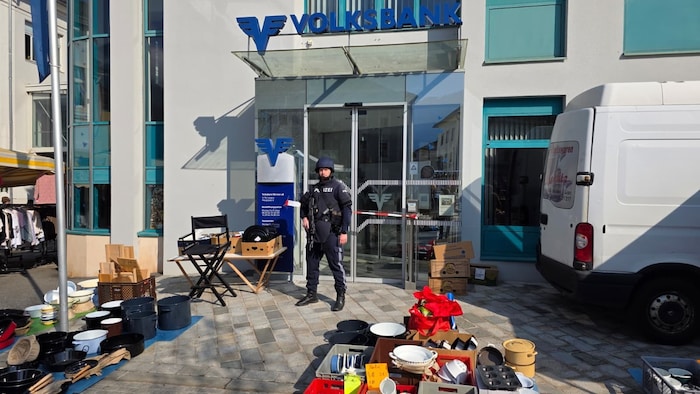 Direkt vor der Bank findet heute der Josefimarkt statt.