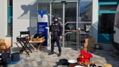 Auch der Trubel des Josefi-Marktes direkt vor der Filiale hat den Bankräuber nicht vom Coup ...