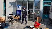 Vor der Volksbank stehen die Einsatzkräfte. 