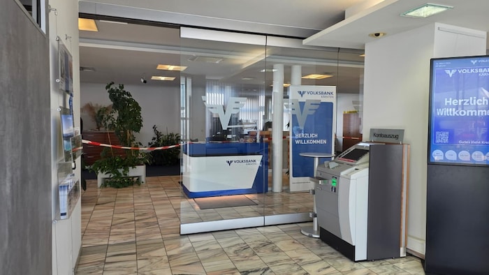 Mittlerweile wurde die Bank abgesperrt.